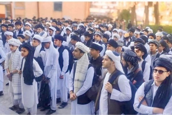 آنجا که اندیشه می میرید و اطاعت زاده می شود